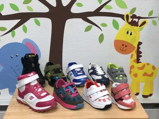 Calzado heredado ¿es bueno para los pies de los niños heredar zapatos o  zapatillas? - Podoactiva. Líderes en Podología